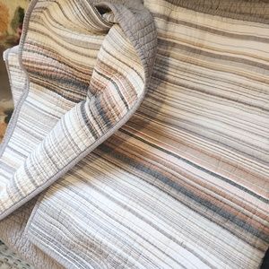 Quilt with two pillowcases